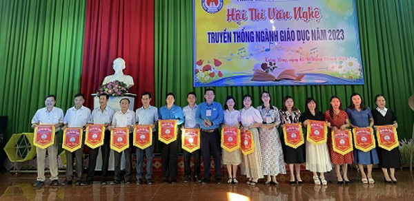 LĐLĐ huyện Krông Bông phối hợp tổ chức  Hội thi văn nghệ truyền thống ngành Giáo dục và Đào tạo huyện năm 2023